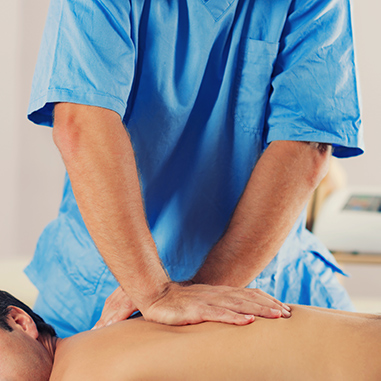 Systemische Narbentherapie nach Boeger Therapieanwendung Physiotherapeut massiert Rücken vom Patient