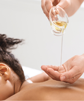 Aromaöl Massage Physiotherapeut massiert Patient am Rücken mit Aromaöl
