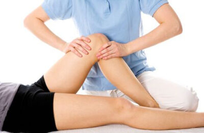 Massagen Behandlung Physiotherapeut massiert Knie vom Patienten